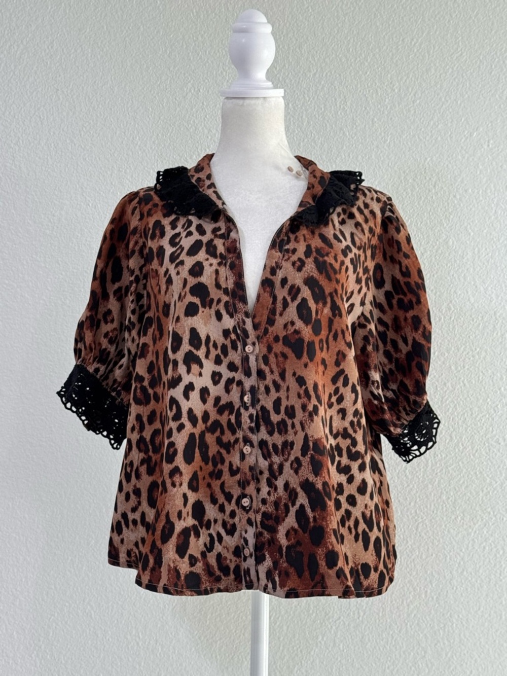 Like new! FREE PEOPLE My Love Leopard Print Peterpan Lace Crochet Collar Top MED - Picture 2 of 9